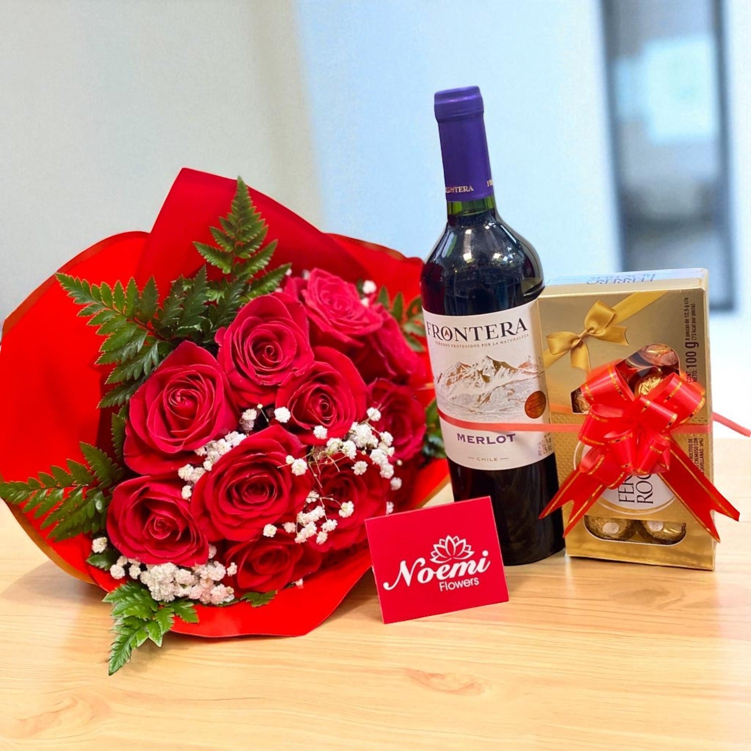 Bouquet de rosas con vino tinto y Ferrero Rocher