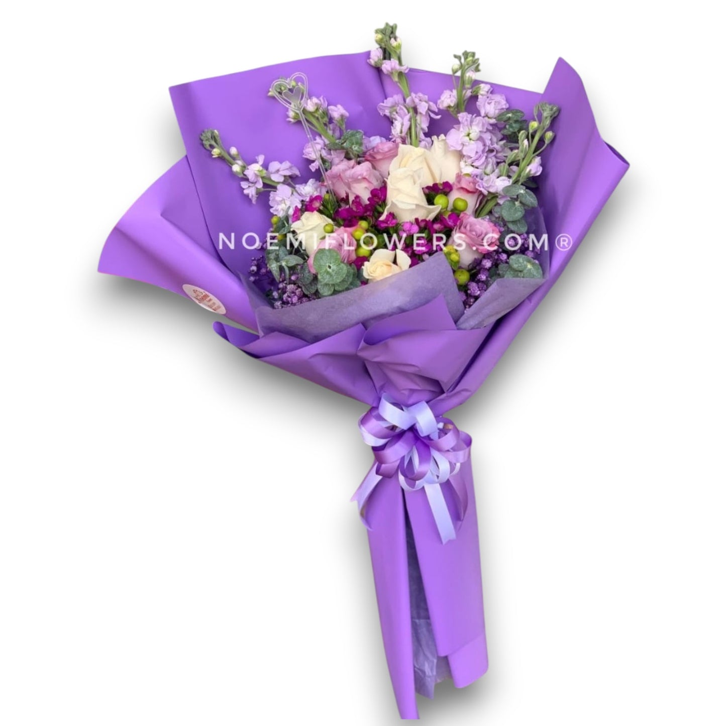 confeccionado con rosas, dragonearía, eucalipto, gipsofilia ideal para regalar - Floristería Noemi Flowers.