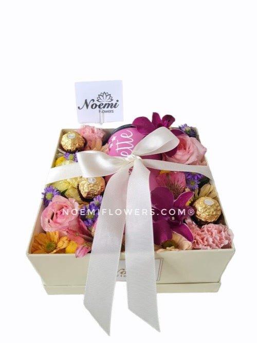 Caja de Flores variadas con bombones y vaso personalizado - Floristería Noemi Flowers