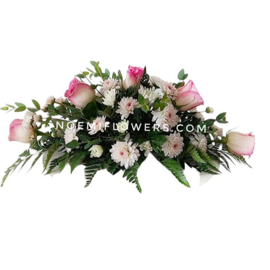 Arreglo Funeral AF-06 compuesto de rosas, crisantemos y follaje variado - Floristería Noemi Flowers