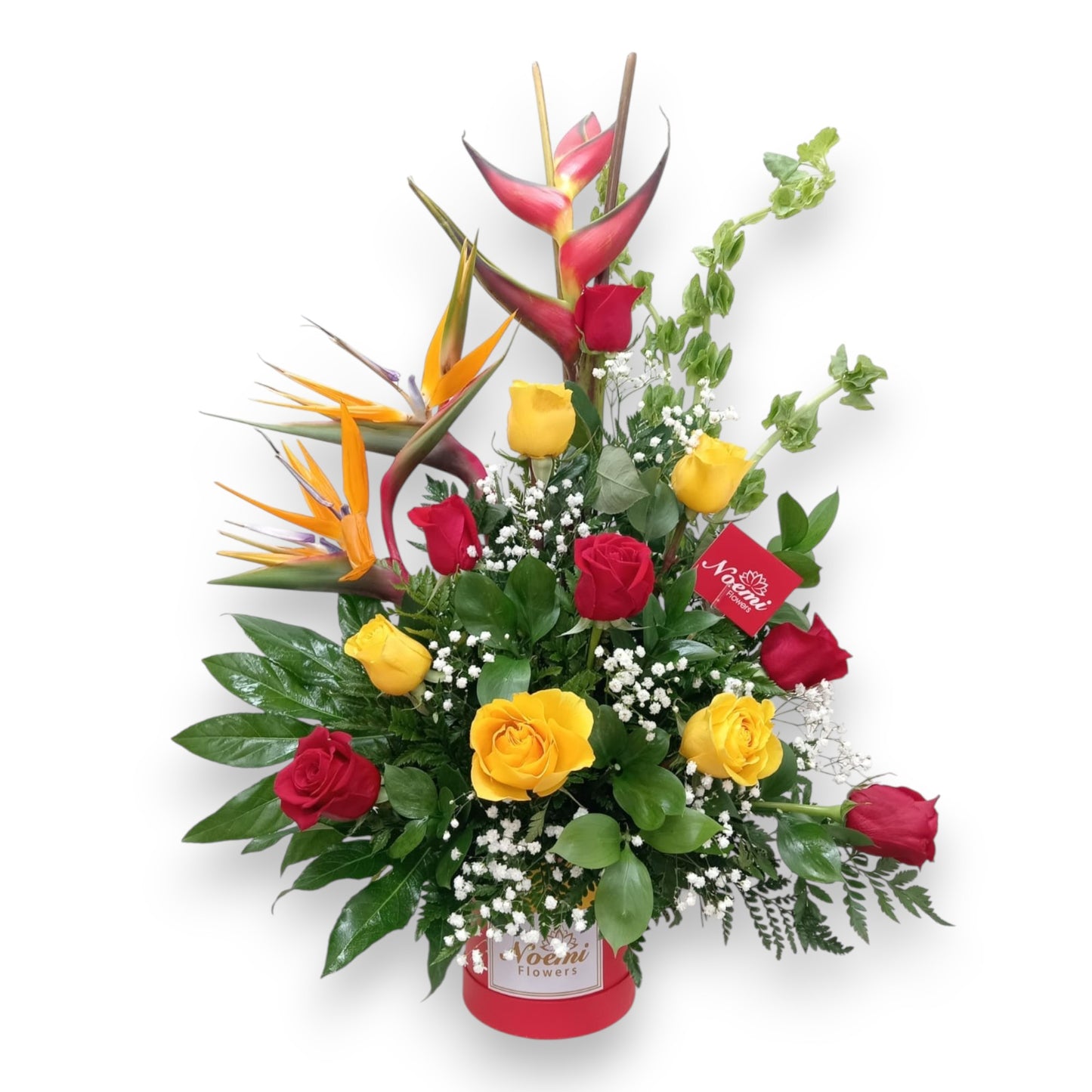 Arreglo floral confeccionado con, rosas, ave de paraíso, gipsofilia y follaje variado - Floristería Noemi Flowers.