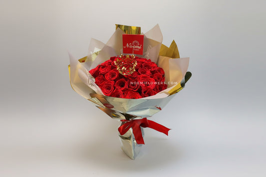 12 rosas rojas y 16 blancas coronadas con dorado y lazo satinado.