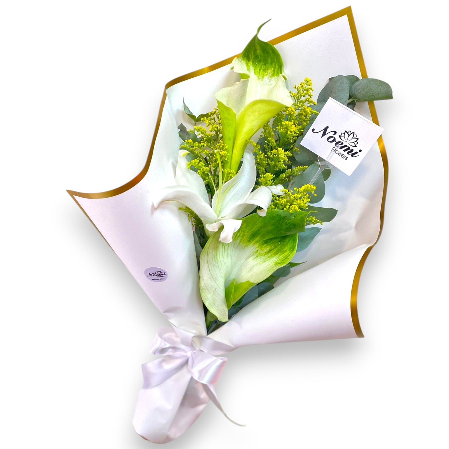 Arreglo confeccionado con calas y follaje variado - Floristería Noemi Flowers.