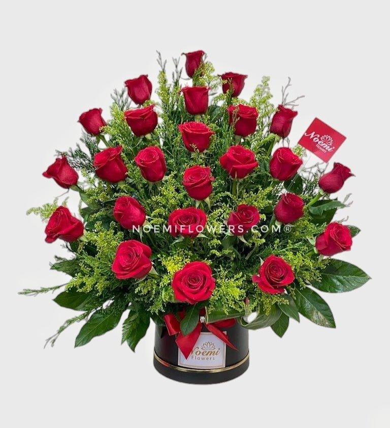 25 rosas rojas con follaje en caja redonda - Glamour - Floristería Noemi Flowers