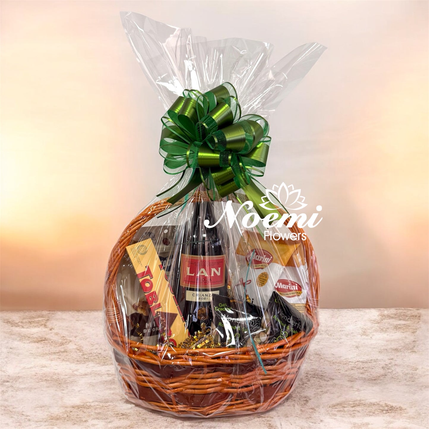 Canasta de Regalos con Vino chocolates Pistachos y galletas - Noemi Flowers