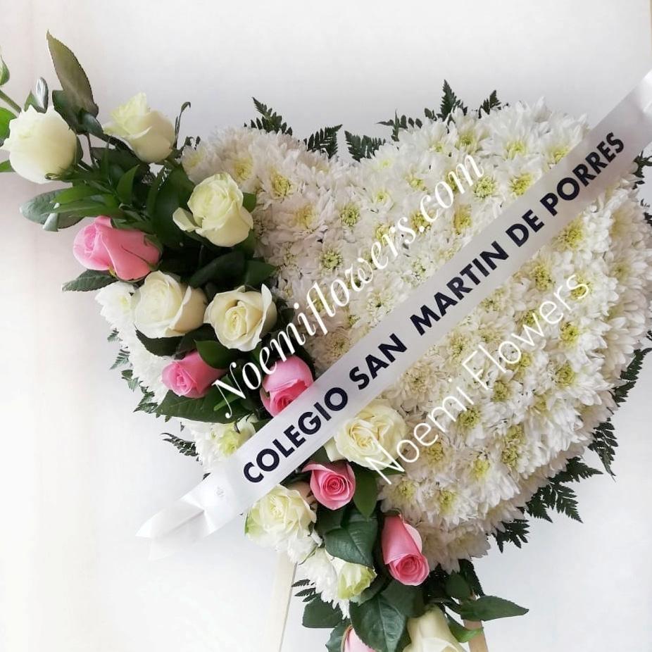Corona NF-45 confeccionada con rosas, rusco, crisantemo y helecho. - Floristería Noemi Flowers