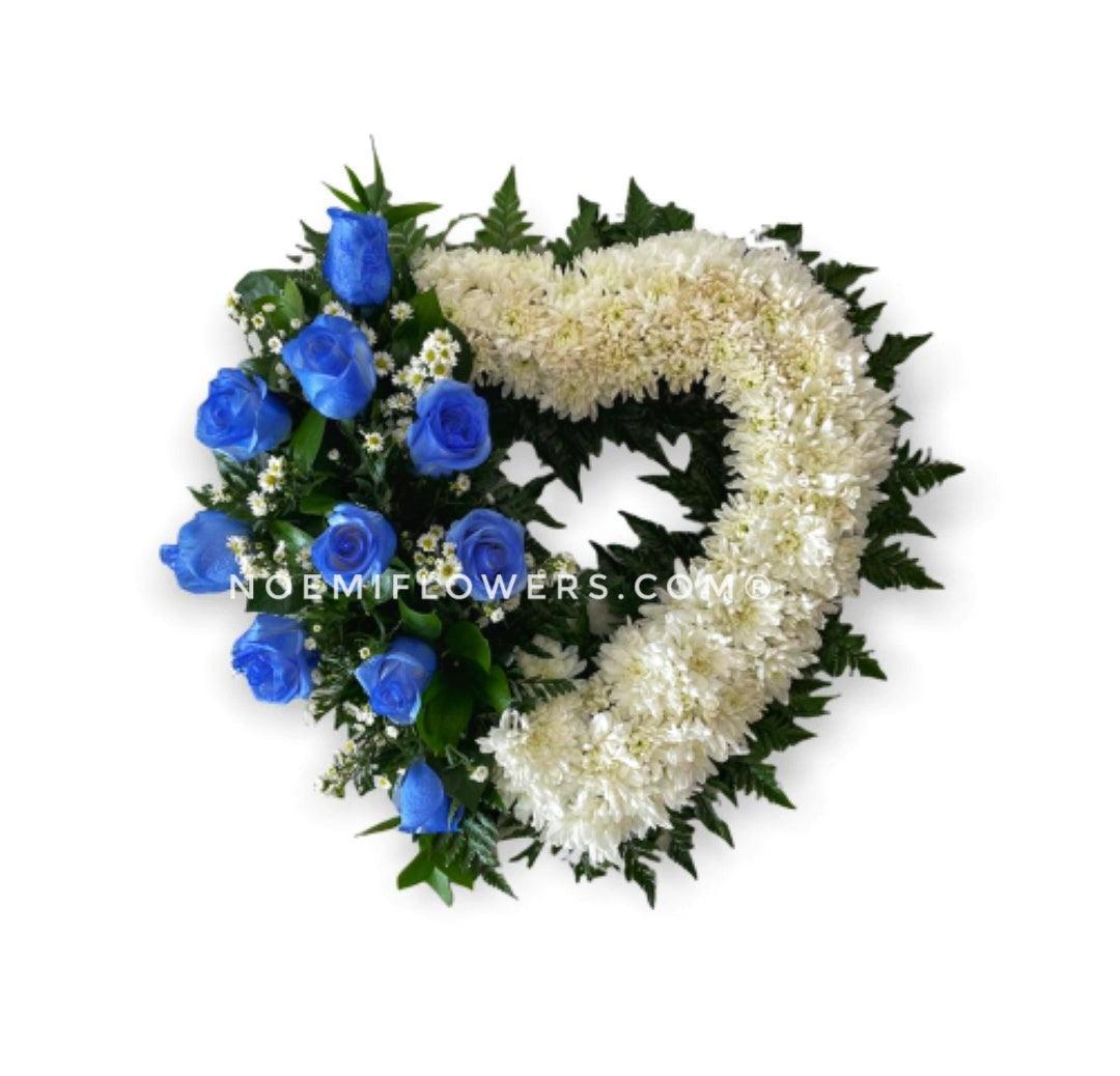 Corona NF-46 confecionada con rosas azules y crisantemos - Floristería Noemi Flowers