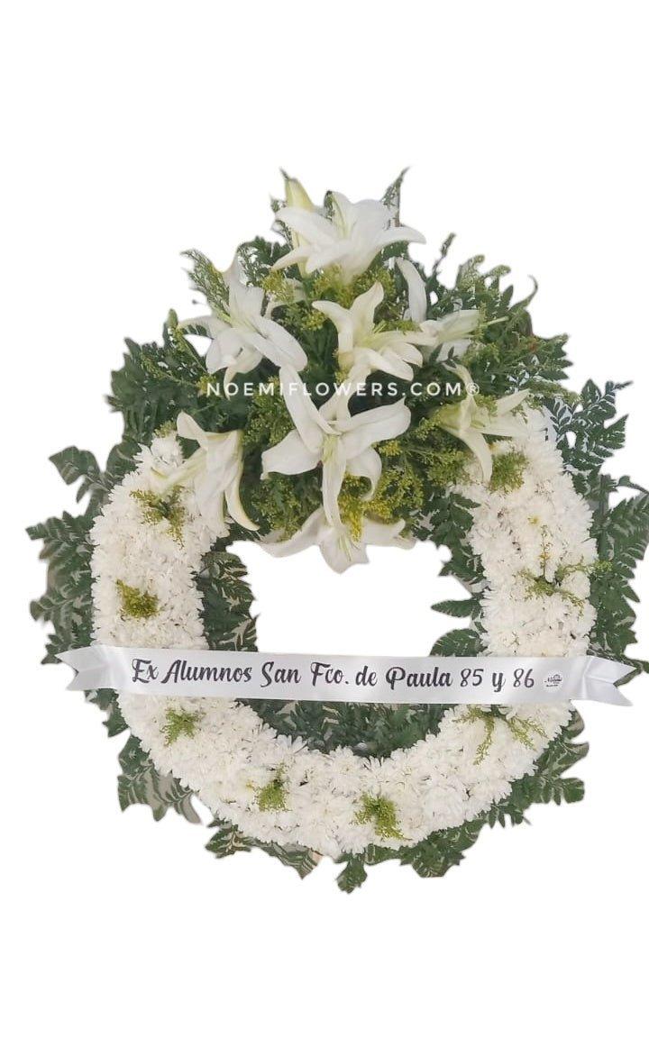 Corona NF-50 compuesta de crisantemos, lirios , solidago y follaje variado - Floristería Noemi Flowers.