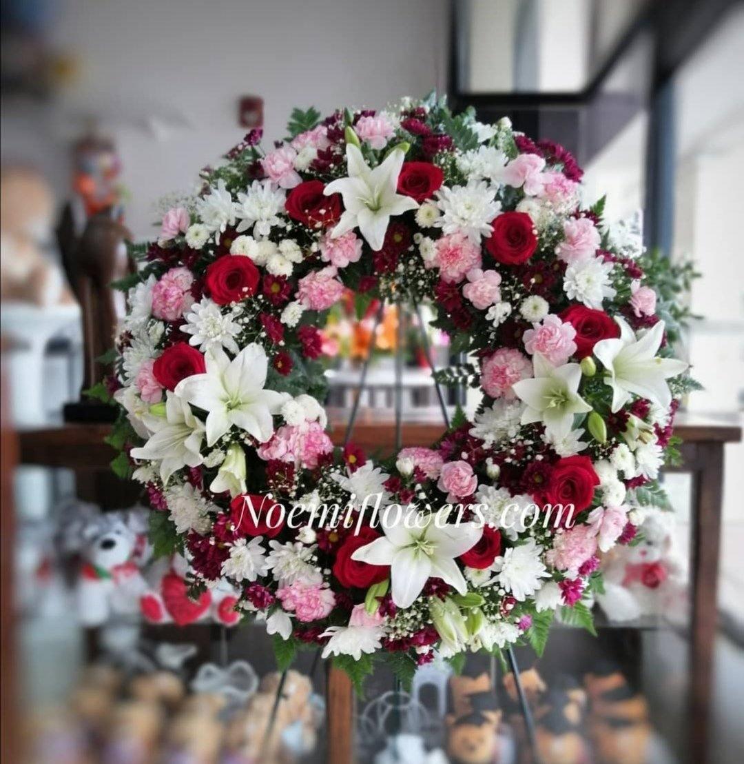 Corona Fúnebre Lirios Rosas y Claveles - Floristería Noemi Flowers