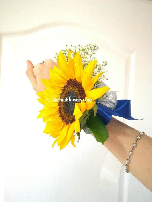 Corsage de Mano Girasol NF-03 - Floristería Noemi Flowers