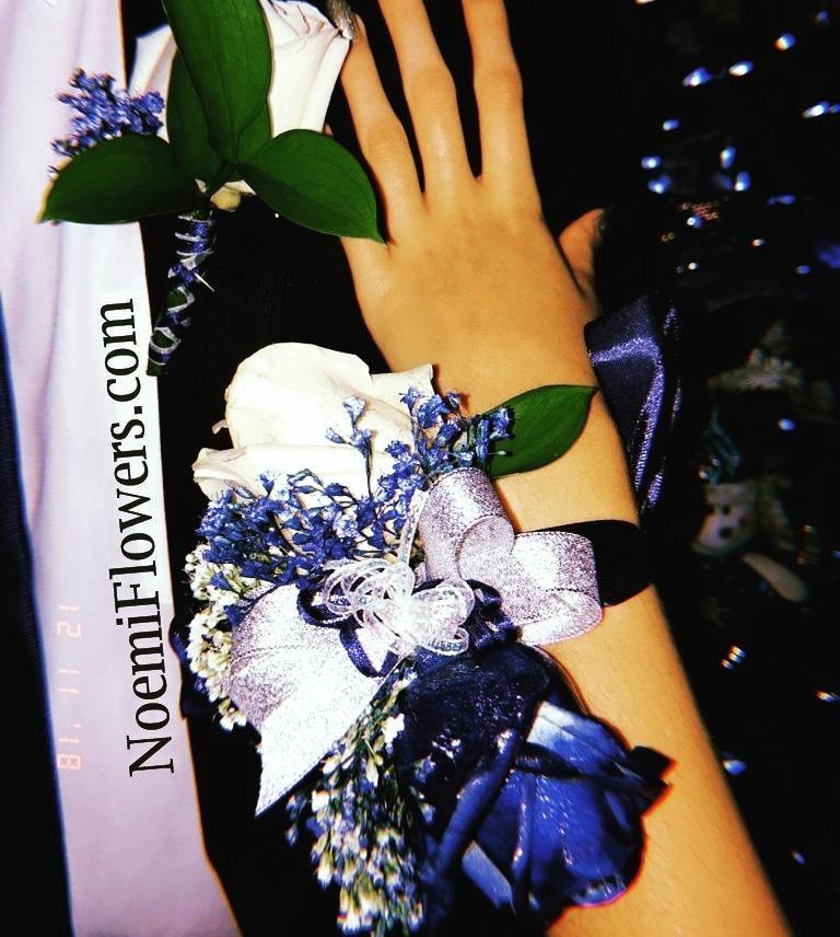 Corsage de mano y botonier Juego NF-04 - Floristería Noemi Flowers