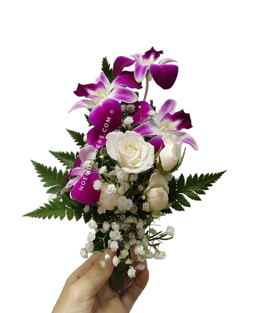 Cripta 05 confeccionado con mini rosas, orquídeas gipsofilia y follaje variado.  - Floristería Noemi Flowers