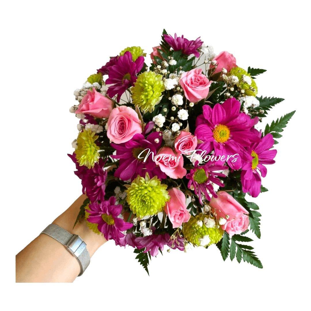 Cripta 08 confecciondad con mini rosas, margaritas, crisantemos, gipsofilia y follaje variado- Floristería Noemi Flowers