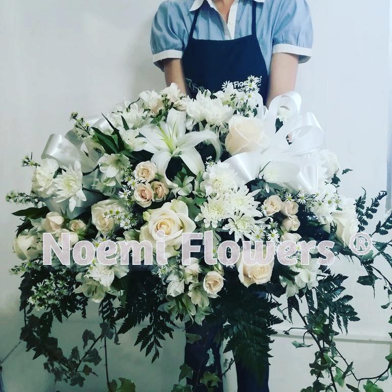 Cubre Caja para Féretro con rosas blancas lirios crisantemos mini rosas y follaje - Floristería Noemi Flowers