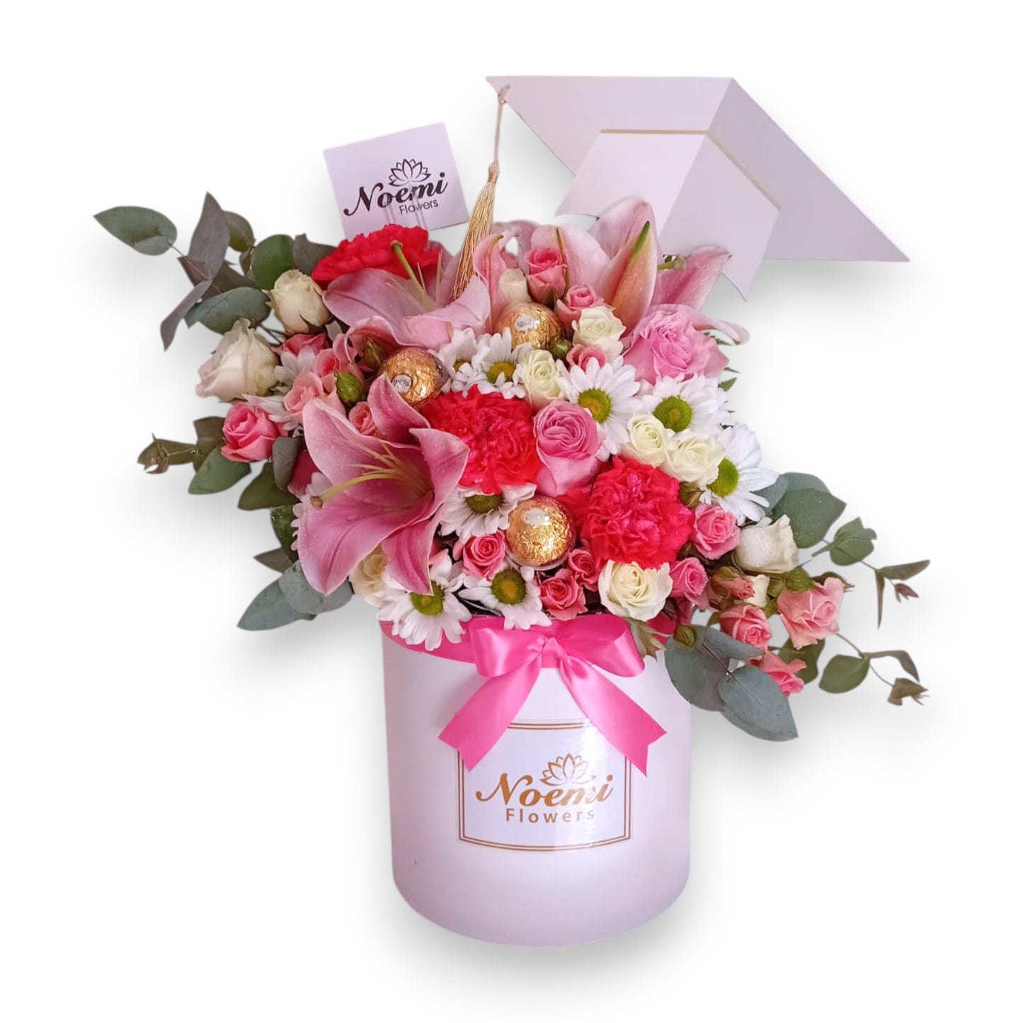 Confeccionado con rosas, mini rosas, lirios. margaritas, claveles y chocolate Ferrero Rocher - Floristería Noemi Flowers.