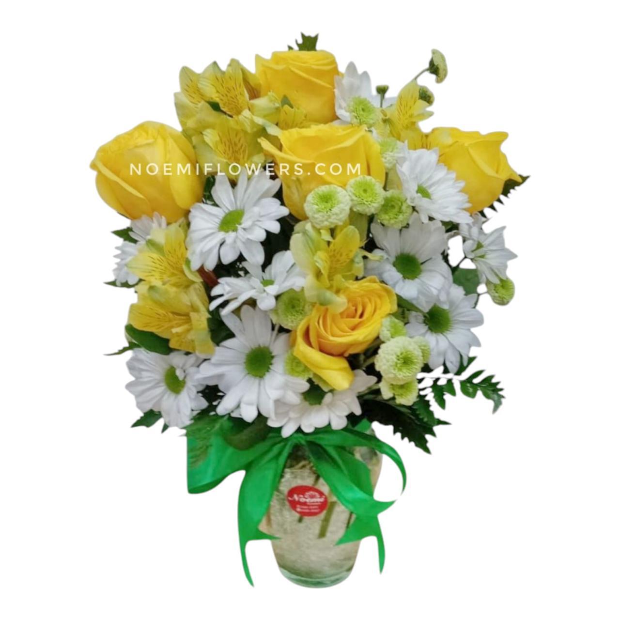 Jarrón floral confeccionado con rosas, astromelias, margaritas, pinocho y follaje variado - Floristerías Noemi Flowers.