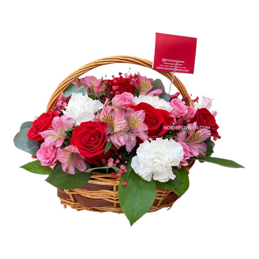 Compuesta de rosas, claveles, artromelias, mini rosas y canasta - Floristería Noemi Flowers.