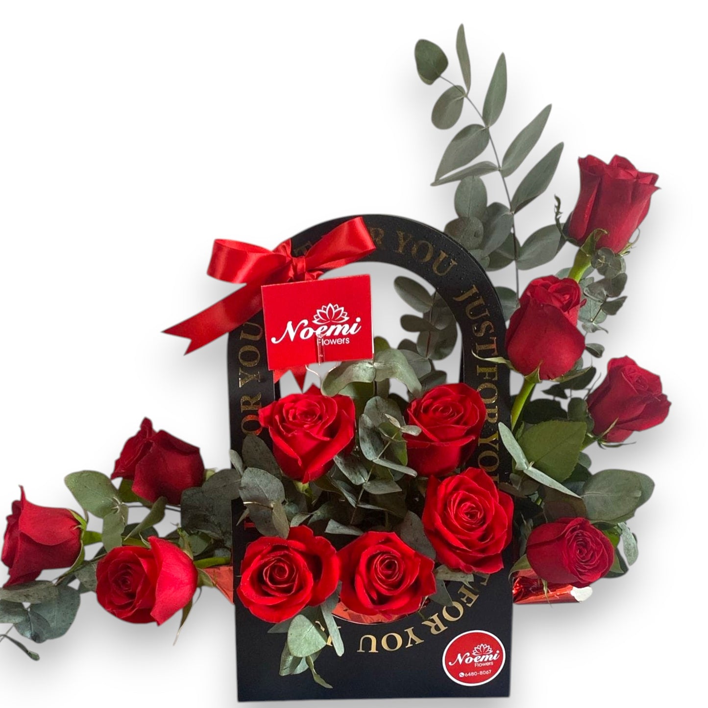 Arreglo confeccionado con 12 rosas y eucalipto - Floristería Noemi Flowers.