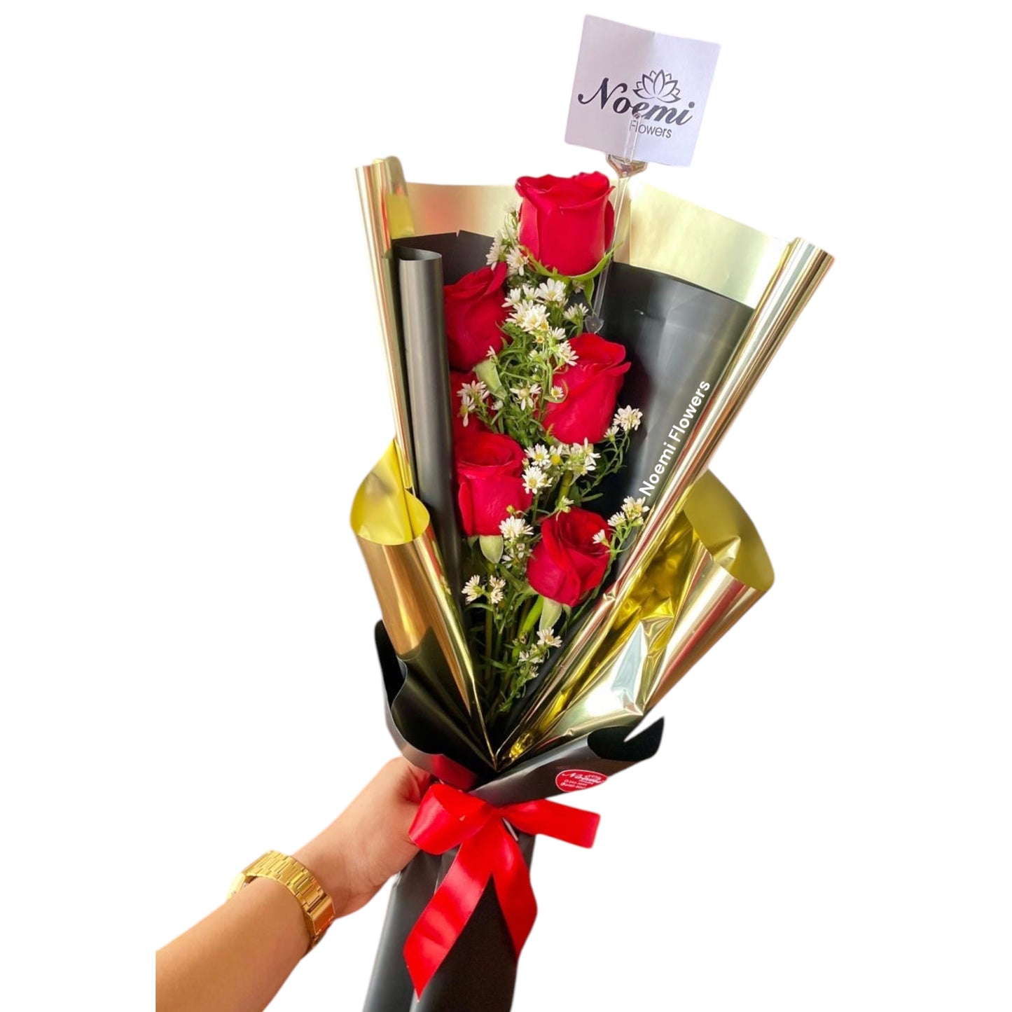 Ramo con 6 rosas y relleno envuelto en papel decorativo