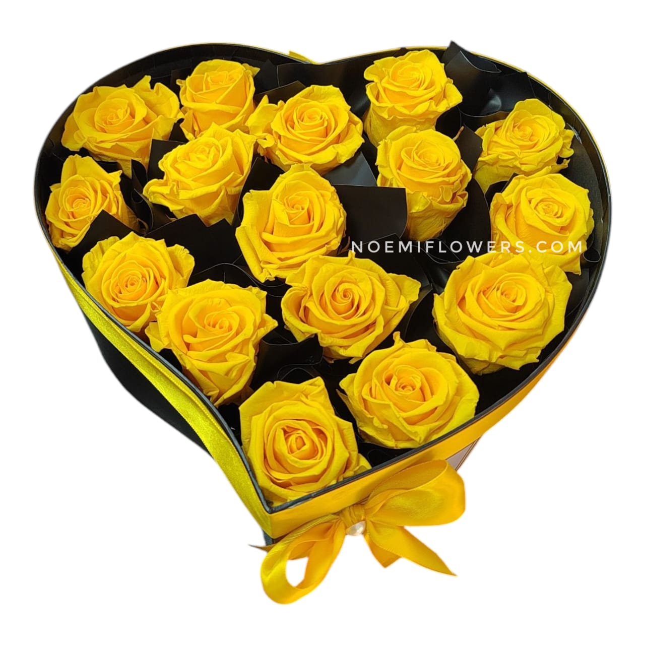 Caja con forma de corazón con 16 rosas preservadas amarillas - Floristería Noemi Flowers