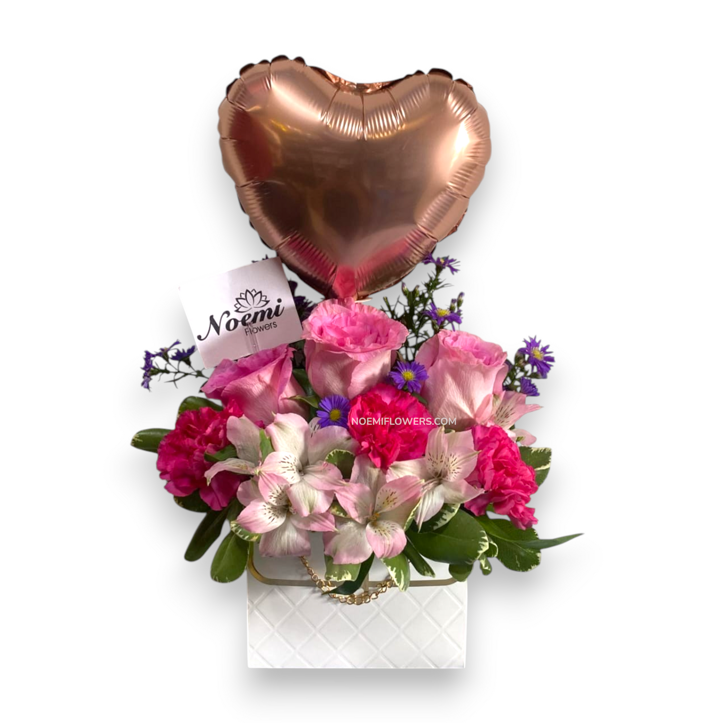 Confeccionado con rosas, claveles, astromelias, follaje variado y globo de 9" - Floristería Noemi Flowers.