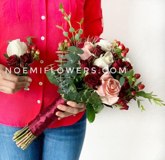 Ramo de Novia Premium con Rosas e Hipericum - Floristería Noemi Flowers