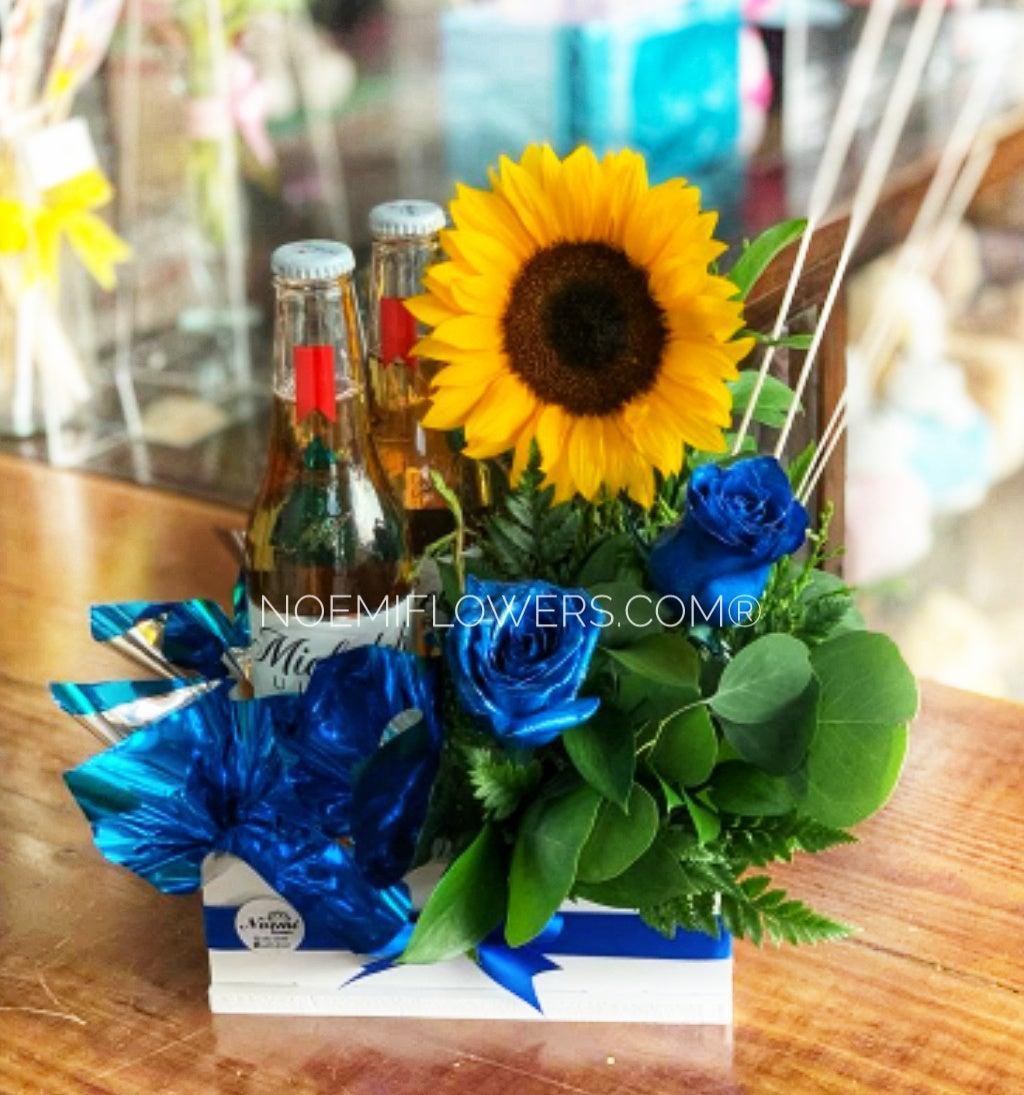 Te Quiero compuesto de rorasoles, cervezas, rosas, helechos en caja blanca - Floristería Noemi Flowers