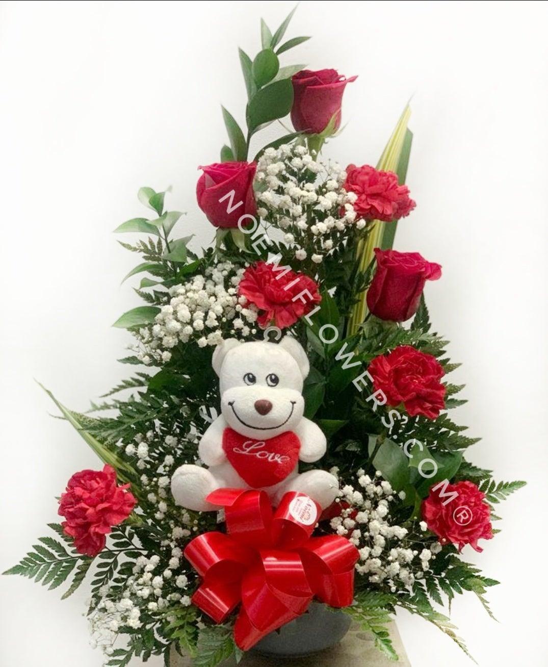 Te Quiero Mucho confeccionado con rosas, claveles, gipsofilia y follaje variado. - Floristería Noemi Flowers