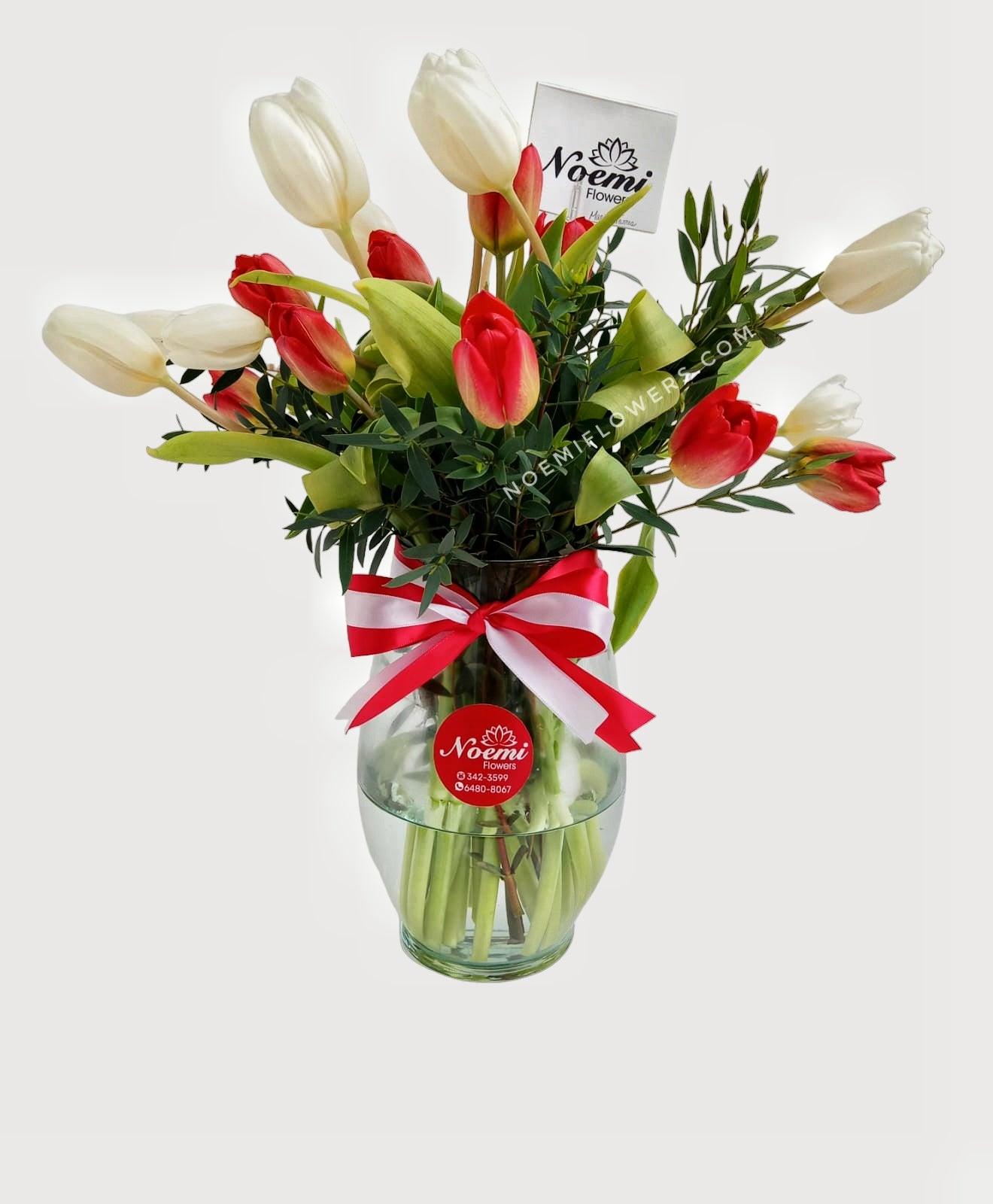 Jarrón con 20 Tulipanes y Follaje - Floristería Noemi Flowers