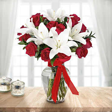 Jarrón de vidrio con 18 rosas rojas y 4 lirios blancos - Arreglo floral premium