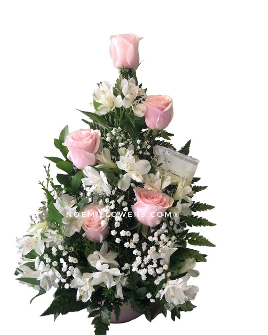 Arreglo Funeral AF-10 compuesto de rosas, astromelias, gipsofilia y ruscos - Floristería Noemi Flowers