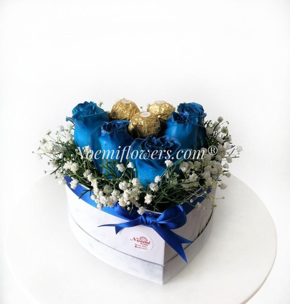 Caja con rosas azules y bombones - Floristería Noemi Flowers