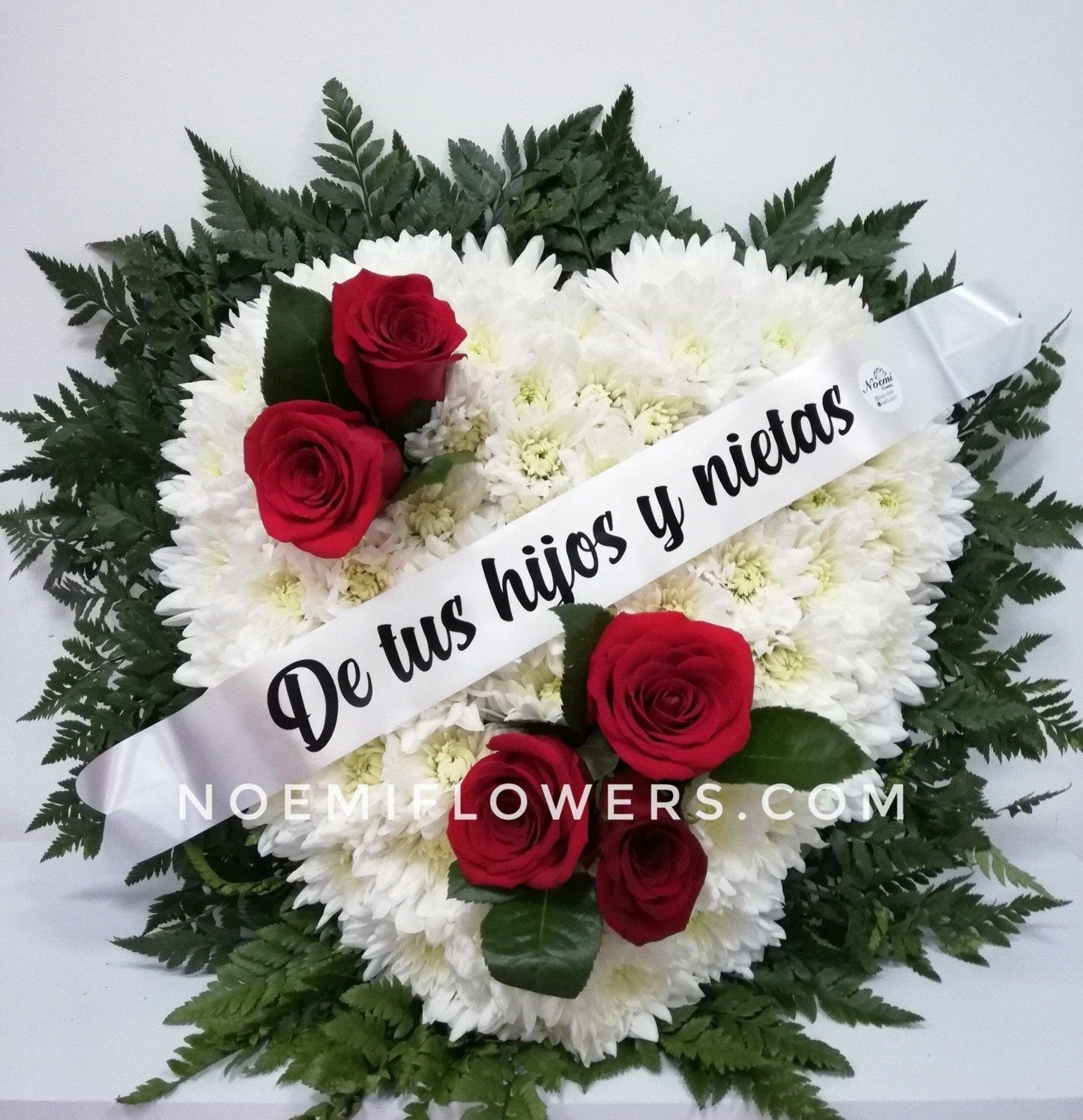 Corona NF-22 en forma de corazón compuesta de rosas, crisantemos, helechos - Floristería Noemi Flowers