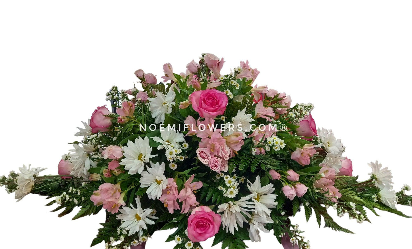 Cubre Caja NF-06 Compuesto de rosas, astromelias, margaritas, mini rosas, helecho, montecasino blanco - Floristería Noemi Flowers
