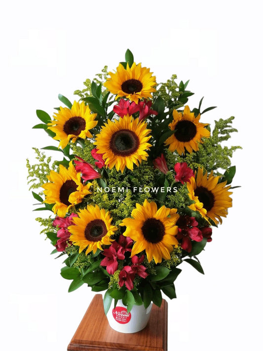 Arreglo con 8 Girasoles Astromelias y Follaje - Floristería Noemi Flowers