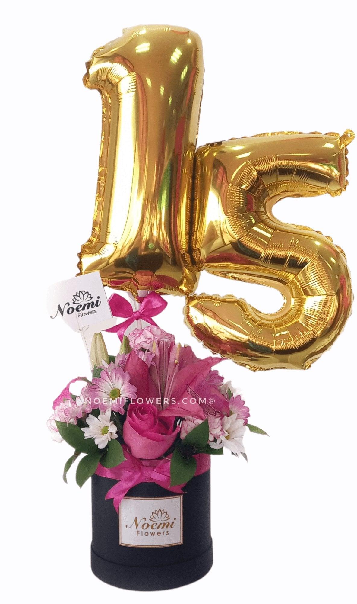 Jardín 15 Años confeccionado de lirios, claveles, margaritas, rosa y 2 globos de 17 pulgadas - Floristería Noemi Flowers