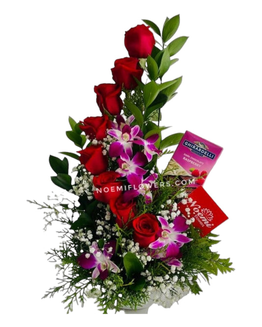 Arreglo floral con rosas rojas, orquídeas y chocolate 