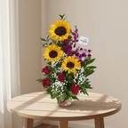 Arreglo de girasoles rosas y orquídeas moradas - Floristería Noemi Flowers.