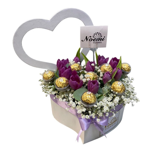 Arreglo floral en forma de corazón con tulipanes frescos, bombones Ferrero Rocher y delicados toques de gipsofila -  Floristería Noemi Flowers.