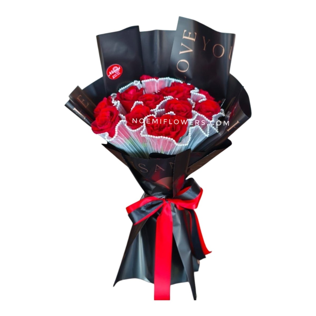 Bouquet de 12 rosas rojas envueltas en papel decorativo y lazo elegante- Floristería Noemi Flowers