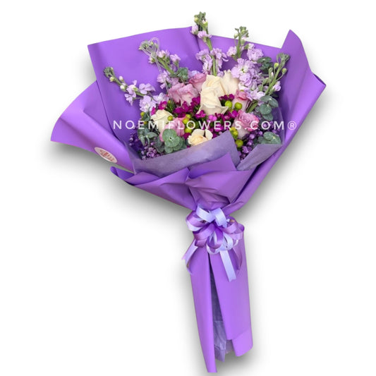 confeccionado con rosas, dragonearía, eucalipto, gipsofilia ideal para regalar - Floristería Noemi Flowers.