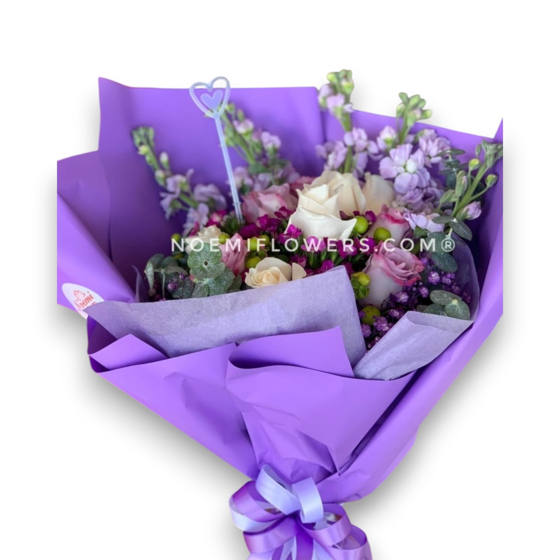 confeccionado con rosas, dragonearía, eucalipto, gipsofilia ideal para regalar - Floristería Noemi Flowers.