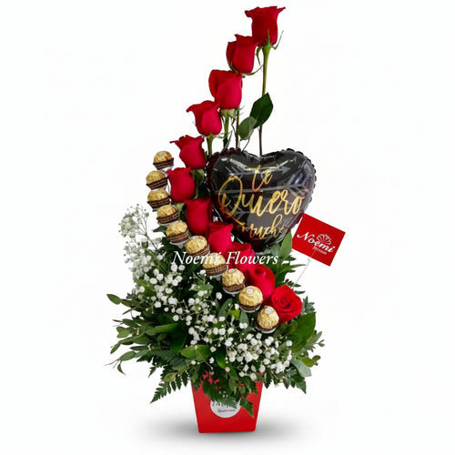 Arreglo de rosas en espiral con bombones de chocolate y globo de 9 pulgadas - Floristería Noemi Flowers