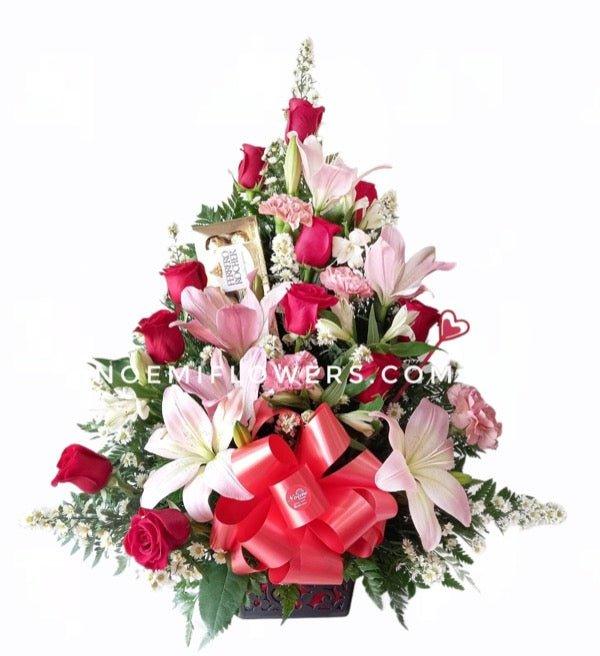Arreglo floral elegante que combina rosas rojas, lirios, claveles y astromelias con follaje fresco. Incluye una caja de Ferrero Rocher de 8 unidades - Floristería Noemi Flowers