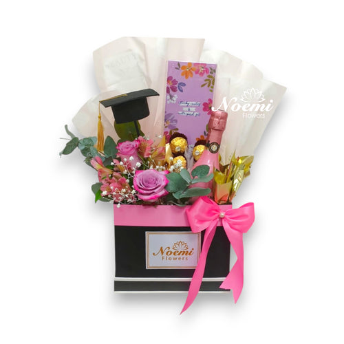 Confeccionado con rosas, bombones Ferrero Rocher, botella y libro de notas - Floristería Noemi Flowers.