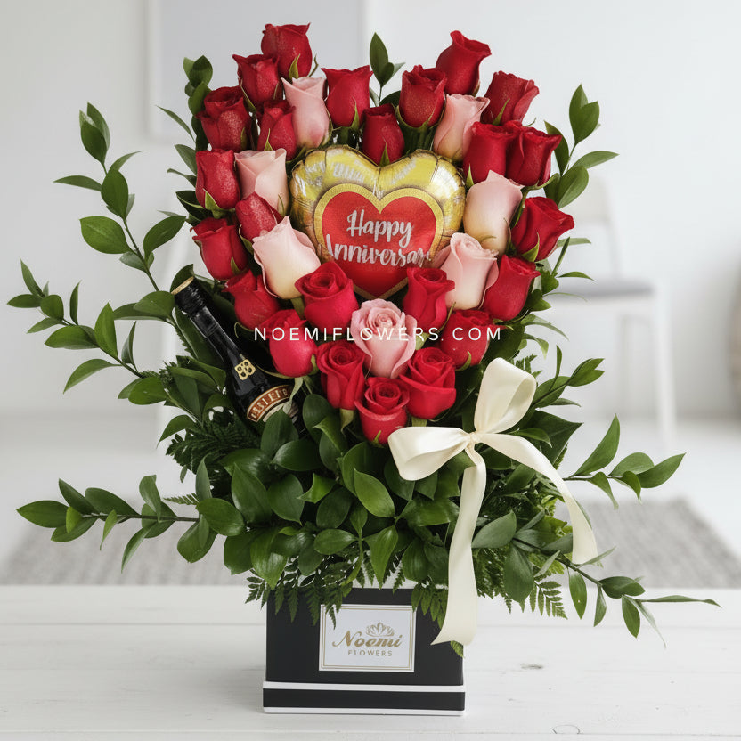 Caja de 30 rosas con forma de corazón, globo de corazón y botella chica de Baileys - Floristería Noemi Flowers