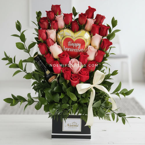 Caja de 30 rosas con forma de corazón, globo de corazón y botella chica de Baileys - Floristería Noemi Flowers