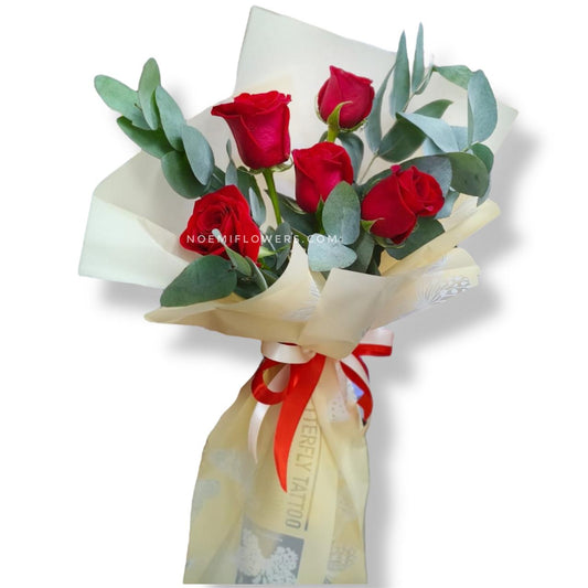 Confeccionado con rosas y eucalipto -Floristería Noemi Flowers.