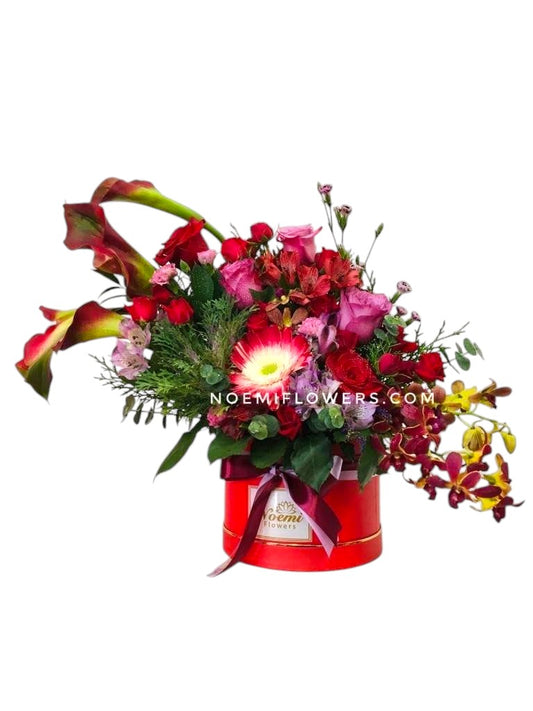 Arreglo floral con rosas, minirosas, calas, orquídeas, follaje - Floristeria Noemi Flowers