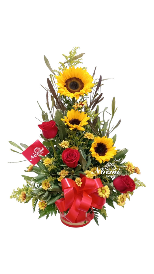 Hermoso arreglo floral de girasoles y rosas